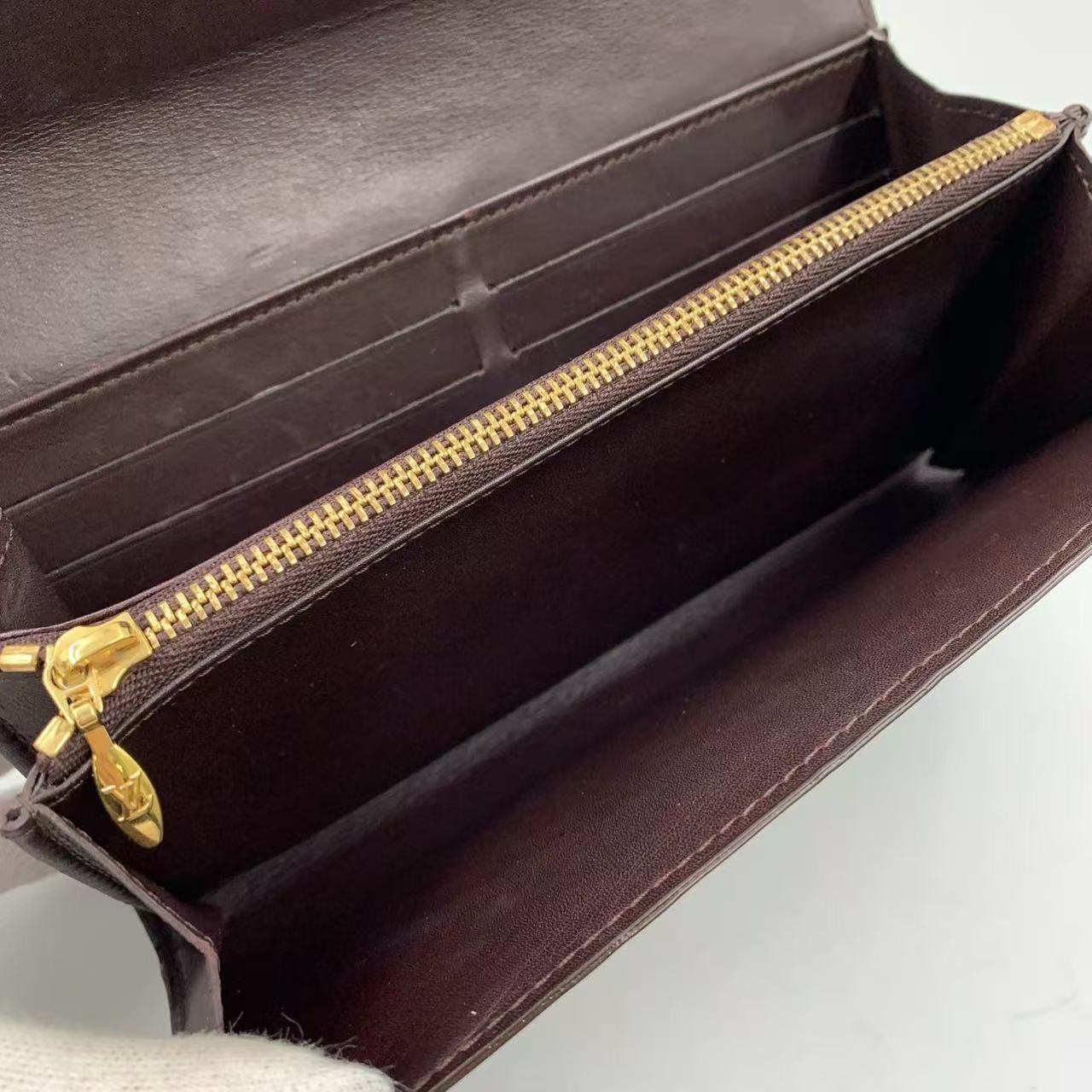 LOUIS VUITTON VERNIS SARAH WALLET IN AMARANTE