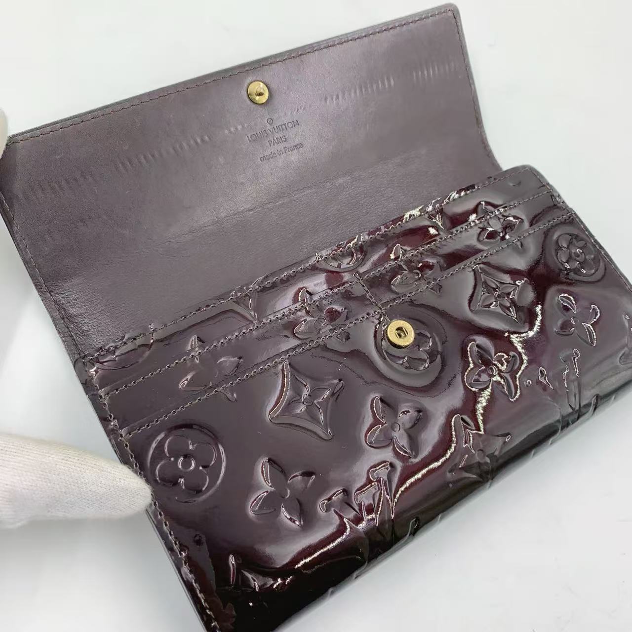 LOUIS VUITTON VERNIS SARAH WALLET IN AMARANTE