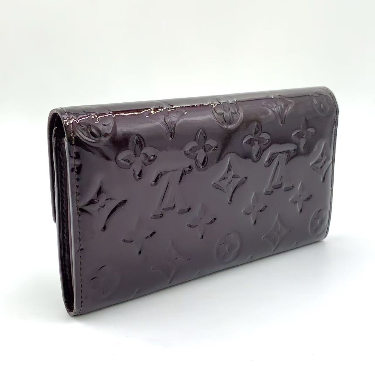 LOUIS VUITTON VERNIS SARAH WALLET IN AMARANTE