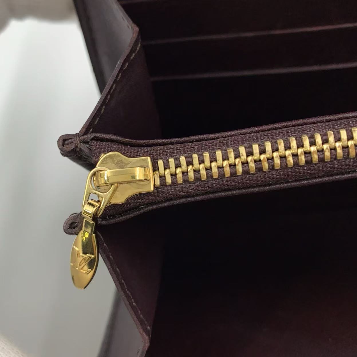 LOUIS VUITTON VERNIS SARAH WALLET IN AMARANTE