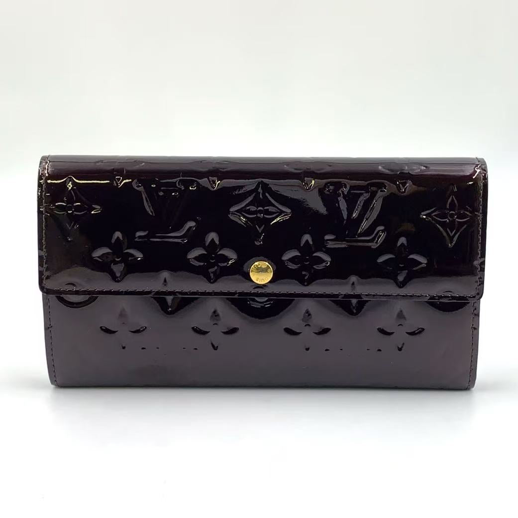 LOUIS VUITTON VERNIS SARAH WALLET IN AMARANTE