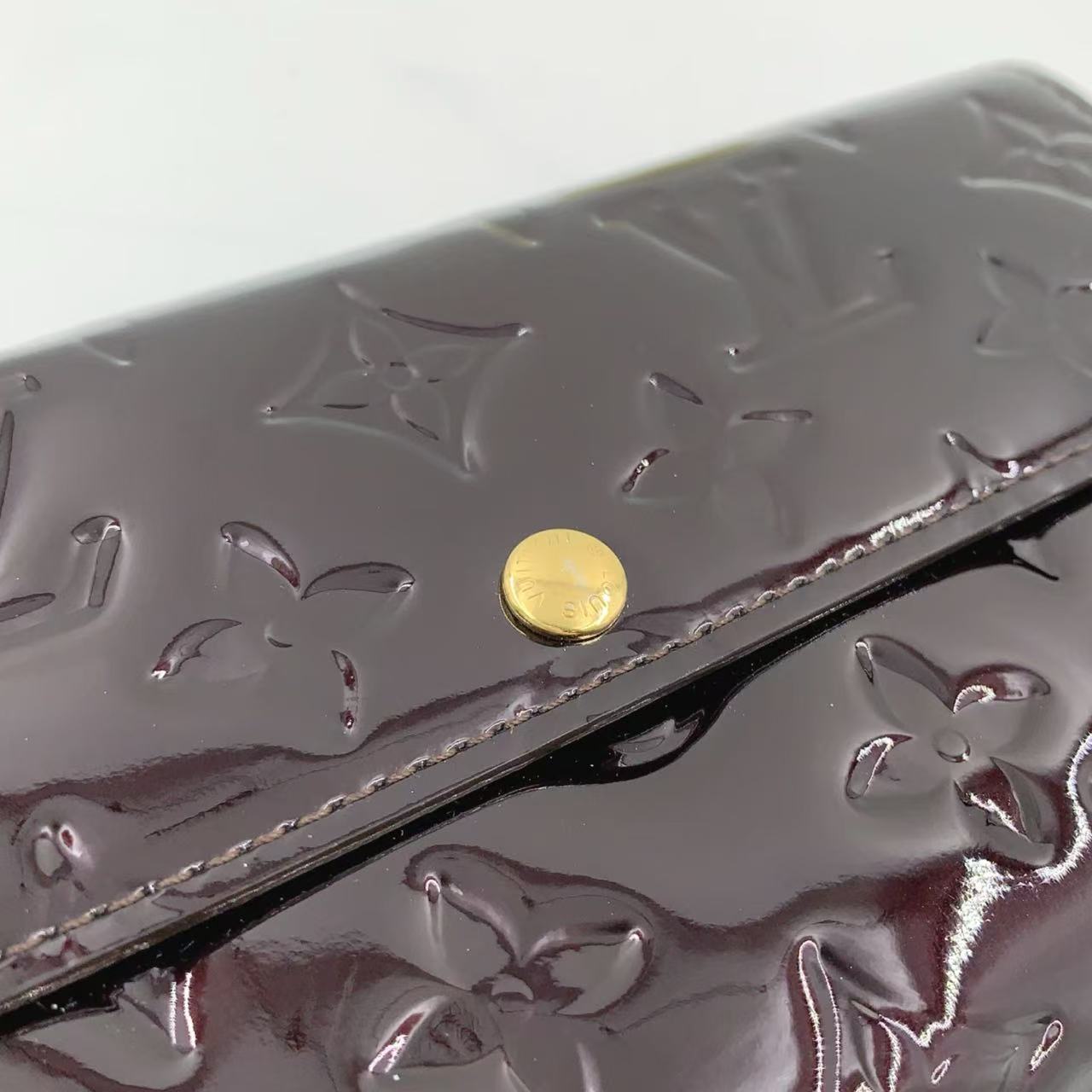 LOUIS VUITTON VERNIS SARAH WALLET IN AMARANTE